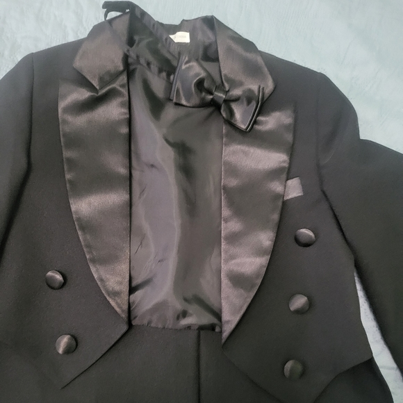 Boys tailcoat & bowtail - Picture 2 of 5